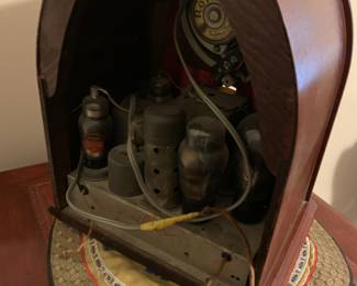 Antique tube radio