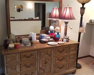 Dresser, lamps