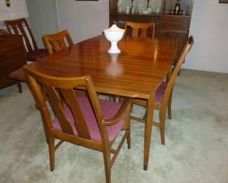 Matching table & Chairs (6 chairs total)