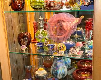 Many good pieces of glass in this sale !