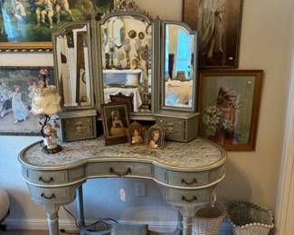 French dressing table, beveled mirrors 