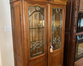 Five glass shelves in this beautiful cabinet