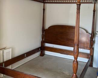 Henredon king size 4 poster bed with canopy