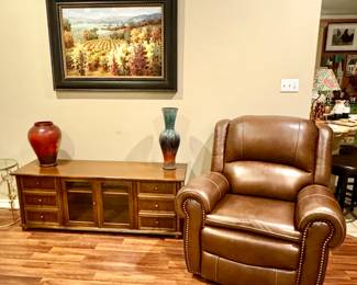 Haverty's leather power chair