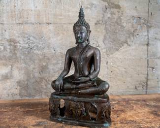 Sculpture of great beauty and quality, round bulk made in bronze, representing Buddha seated in the lotus position, executing a mudra with his hands, on a high and stepped pedestal. Estimated 19th century.