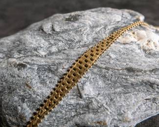 Stunning antique 14K yellow gold bracelet. Approx. weight is 3.64 grams and measures at 7.5''.