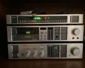 Pioneer stereo system with turntable and a set of Bose speakers