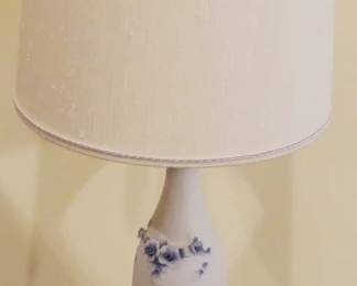 13 - Lamp - 18" tall You are buying a used as-is electric/electronic item. We do not guarantee all components are present, and if it is not expressly stated, it is untested.
