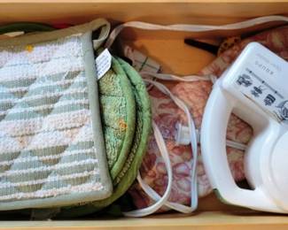 790 - Drawer Lot to include electric can opener
