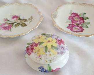 588 - 2 Porcelain small bowls & 1 dresser box
