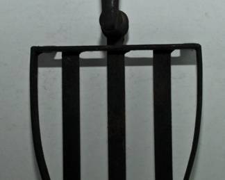 ANTIQUE HANDLED IRON TRIVIT 