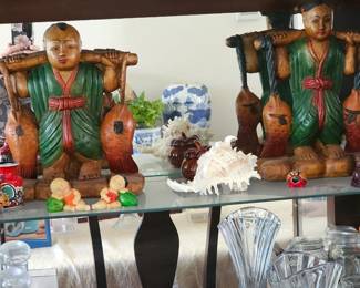 Many decorative items through out the home.