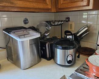 Many kitchen appliances!!!