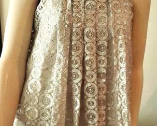 2000 does 60s Twiggy Mod main current