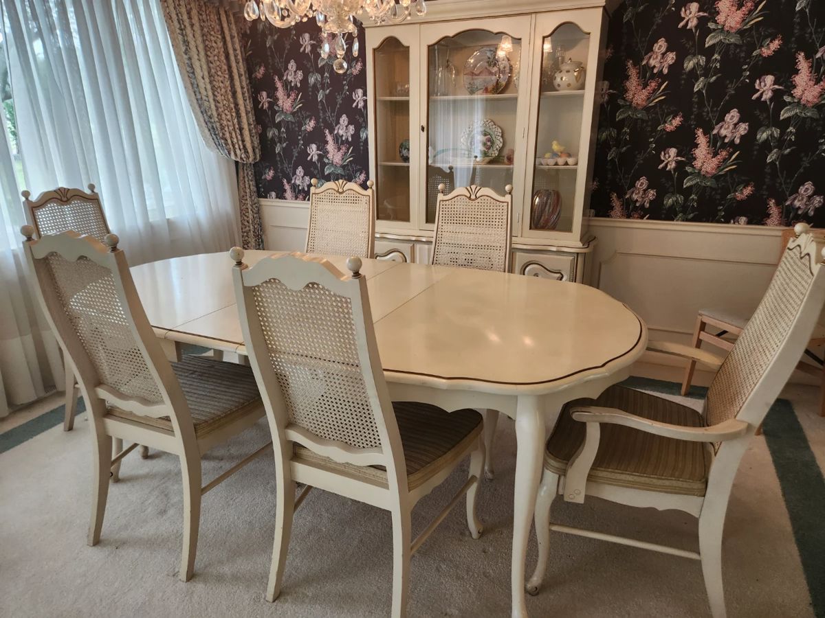 Vintage French Country dining table with leaves and 6 chairs