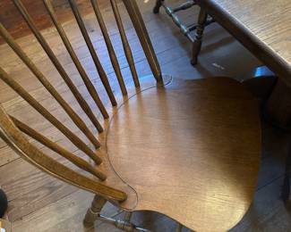 A beautiful solid oak dining table with four Windsor Style chairs! The table comes with a leaf.