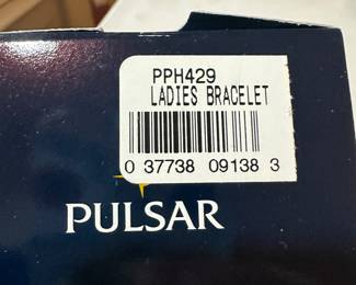 A lovely Vintage Woman's Pulsar Watch. Complete in the original box with all paperwork.