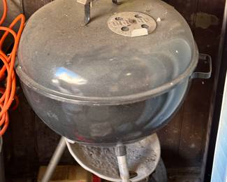 Nice Weber Kettle Grill! In great condition! Too cold in the garage to spray off. So the dust is free!
