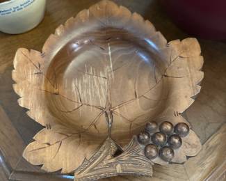 A very nice REUGE Swiss Music Box! Wooden leaf and grapes motif. Works!