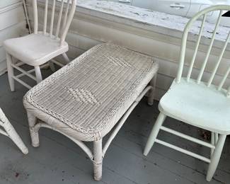A very nice vintage square wicker side table! In Very Good condition! Also two wooden chairs! Great condition!