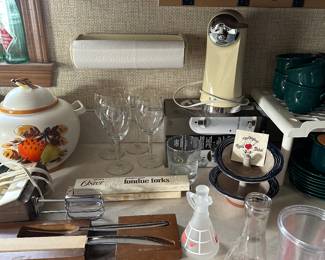 As at every estate sale, we have a wide selection of everyday housewares!