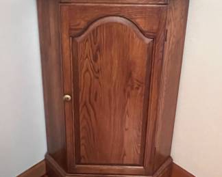 Corner cabinet