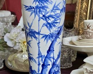 ANTIQUE JAPANESE BLUE AND WHITE VASE.