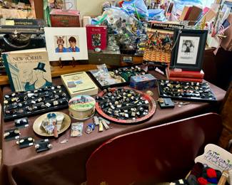SO MANY VINTAGE CUFF LINKS FOR MEN.