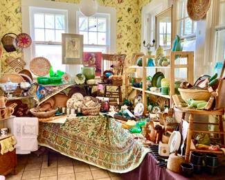 FUN VINTAGE BREAKFAST AREA!