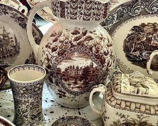 DECORATE WITH BROWN AND WHITE FOR FALL.