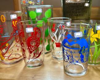 VINTAGE JUICE GLASSES.