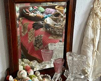 SWEET MIRRORED SHELF.