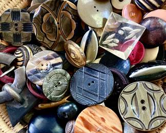 LARGE COLLECTION OF VINTAGE AND ANTIQUE BUTTONS.