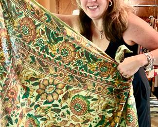 SO MANY BEAUTIFUL LINENS.