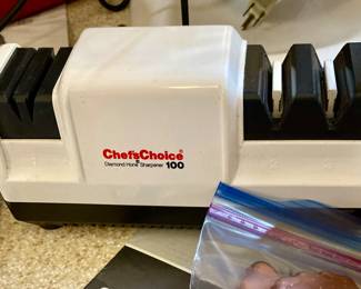 CHEF'S CHOICE 100 KNIFE SHARPENER.