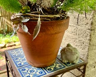Love these blue and white tile patio plant stands.