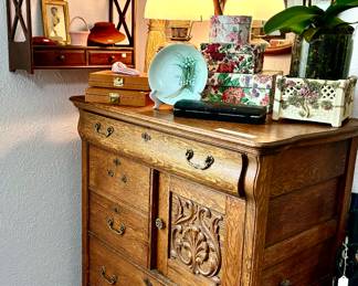 ANTIQUE OAK CHEST OF DRAWERS.  BEAUTIFUL DETAIL.