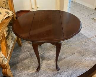 $60 Drop leaf Queen Anne side table oval shape when open 32W 27D 25T when closed 13W
