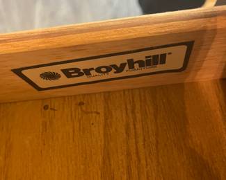 $46 Broyhill side table (some damage) 22W 27D 23T