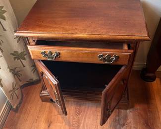 $100 American Drew night stand 1 drawer 2 door opening 26W 15D 26H