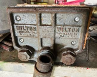 Under bench carpenter vise. Heavy duty screw. Moves freely.