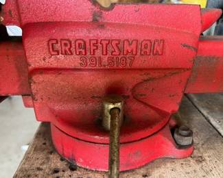 Screw moves with one finger. Excellent shape. Jaws are good.