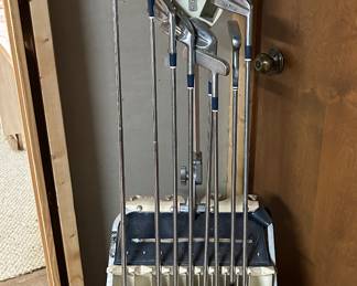 Antique golf bag with clubs 