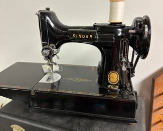Vintage Singer featherweight sewing machine, mint condition, with original case 