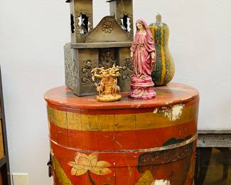 Large Antique  Chinois Lacquered storage container