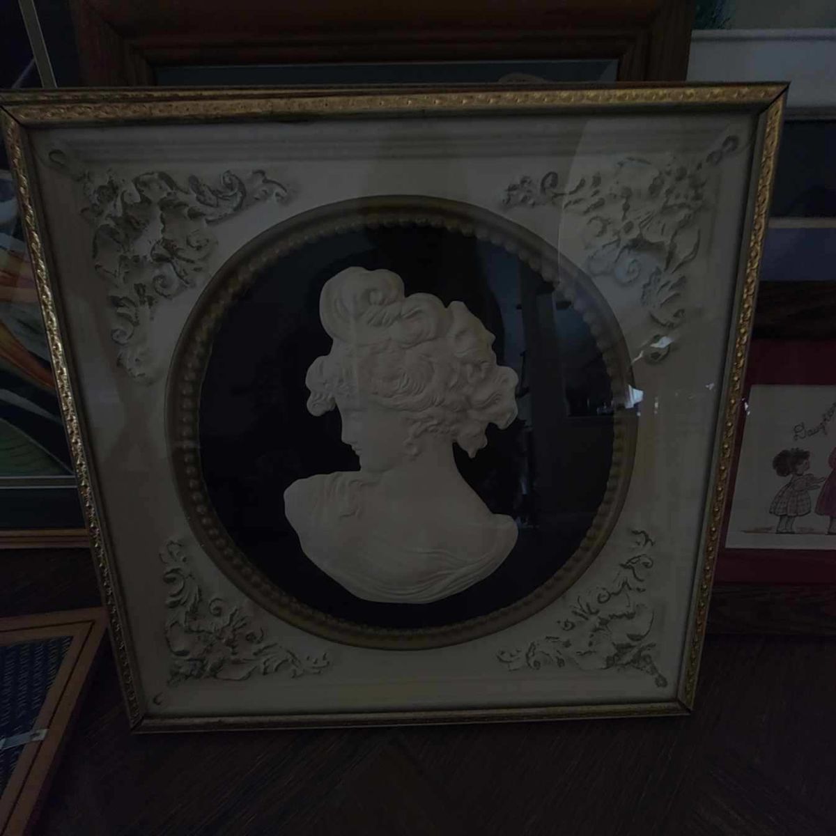 Cameo picture wall hanging