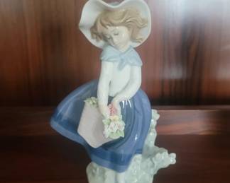 Lladro retired Pretty Pickings
40.00
