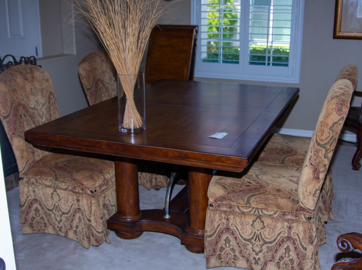 Beautiful wooden dining table and upholstered chairs(x4)