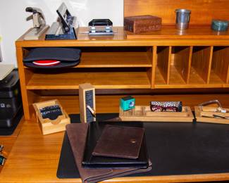 Various office supplies 