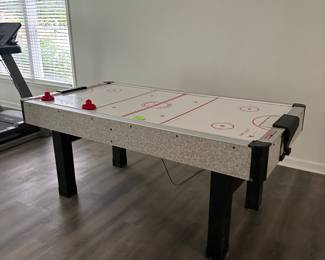 Air hockey table 